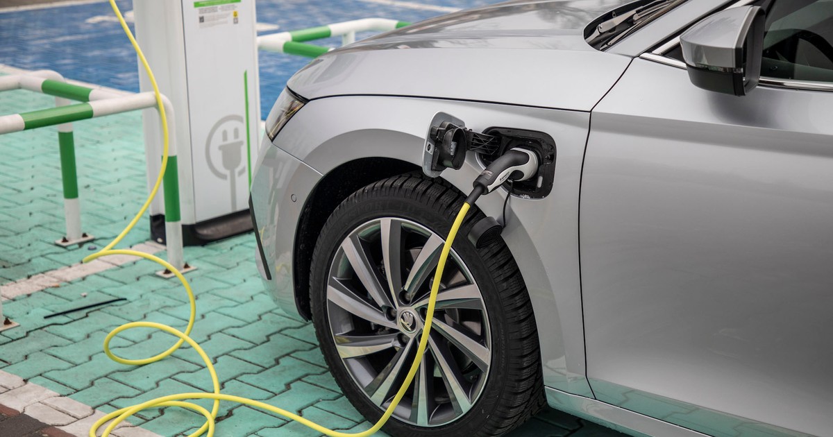 Hybrydy plug-in mogą korzystać z napędu elektrycznego, ale kiedy skończy się prąd w akumulatorze trakcyjnym, można skorzystać z silnika benzynowego. 