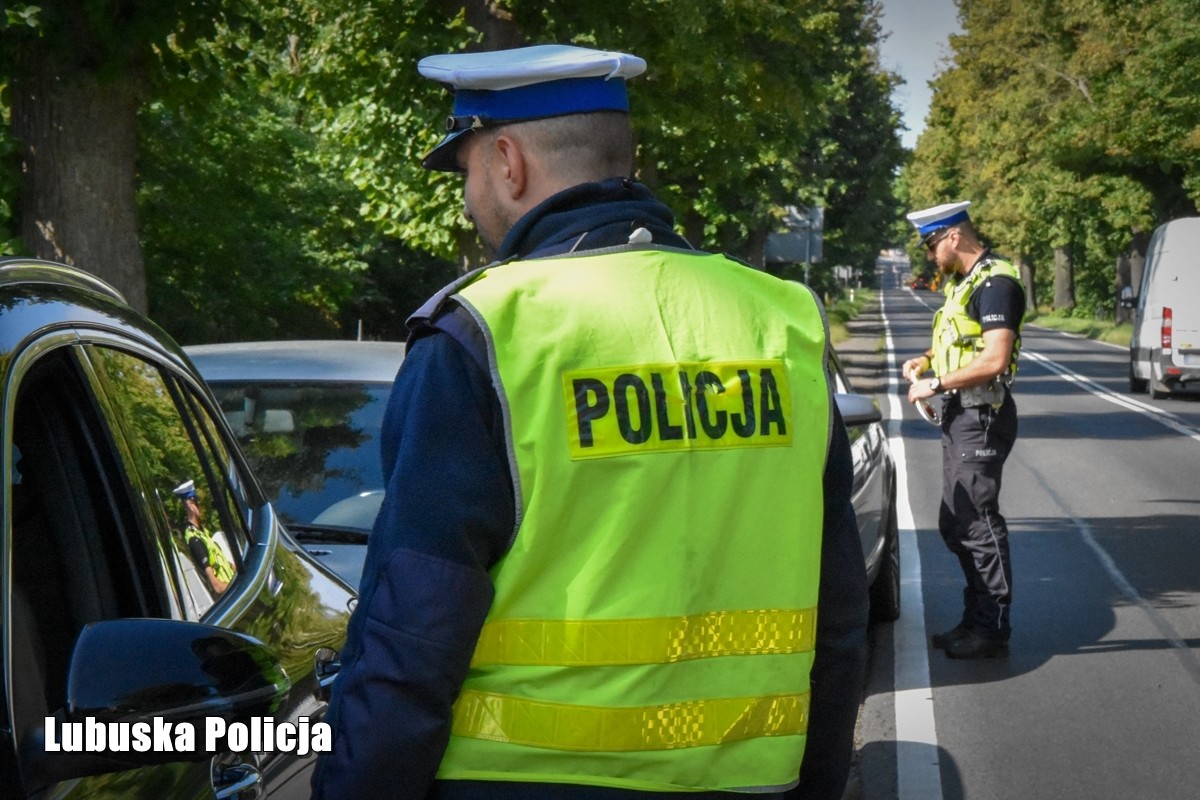 Policjanci kontrolujący kierowców