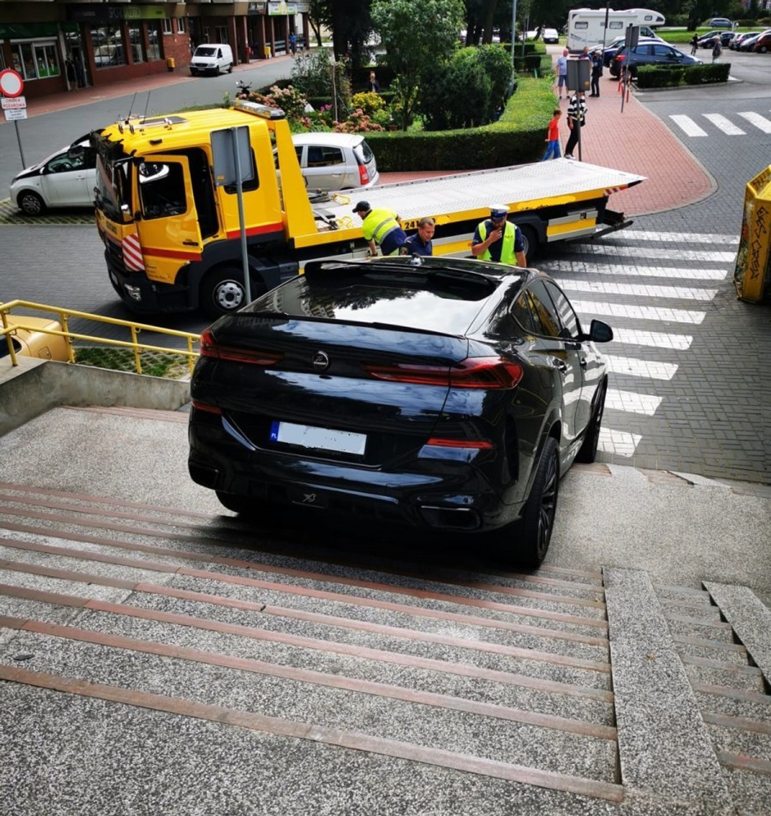 Czarne BMW X6, które zawisło na schodach w Chorzowie