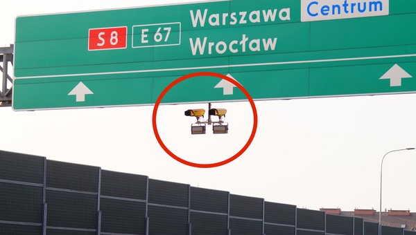 Jak szybko można jechać na odcinkowym pomiarze prędkości na S8 w Warszawie? Kierowcy się gubią