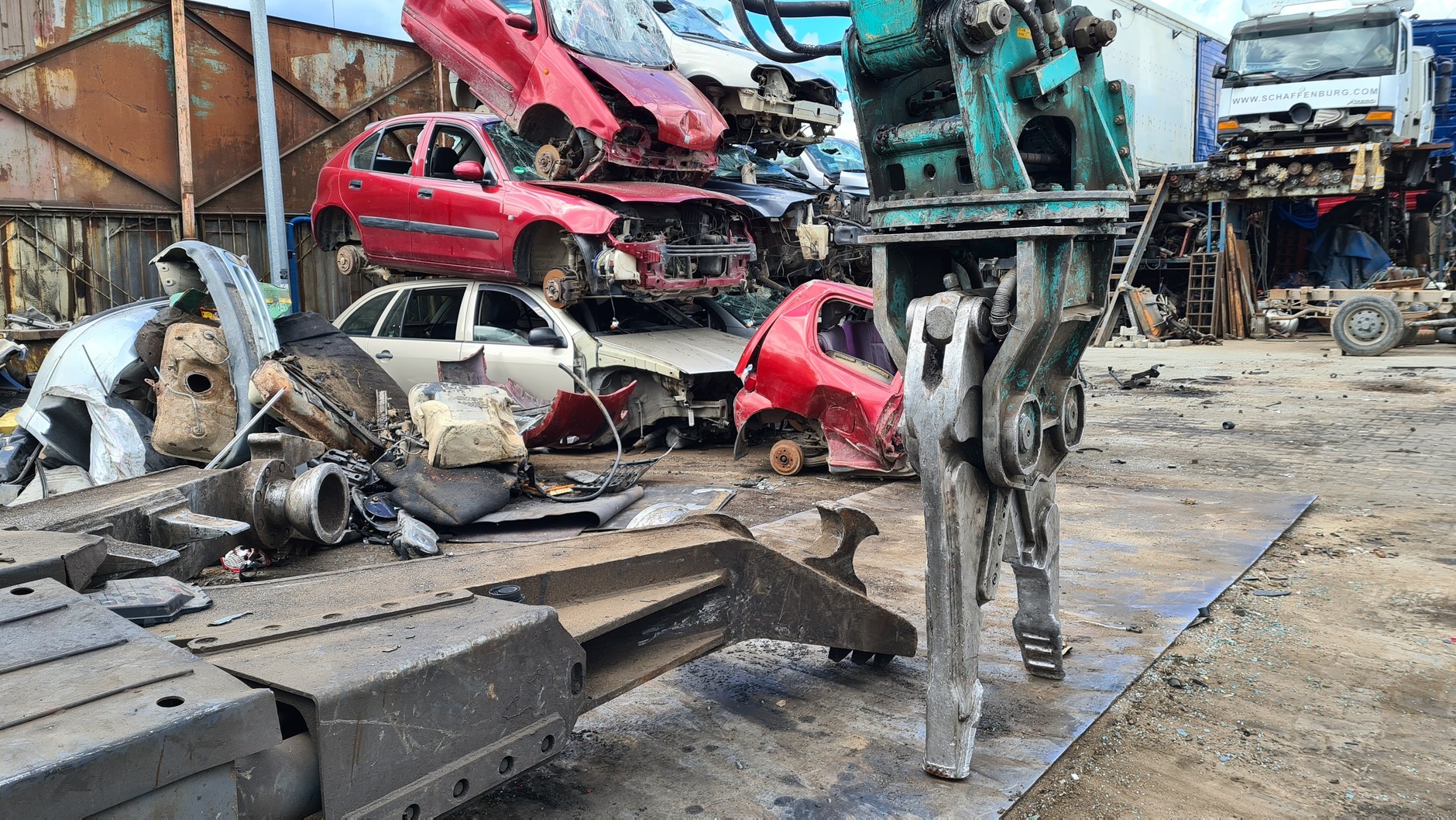 Auto złom w Siedlcach. Sprawdzamy jak samochody kończą swój motoryzacyjny żywot