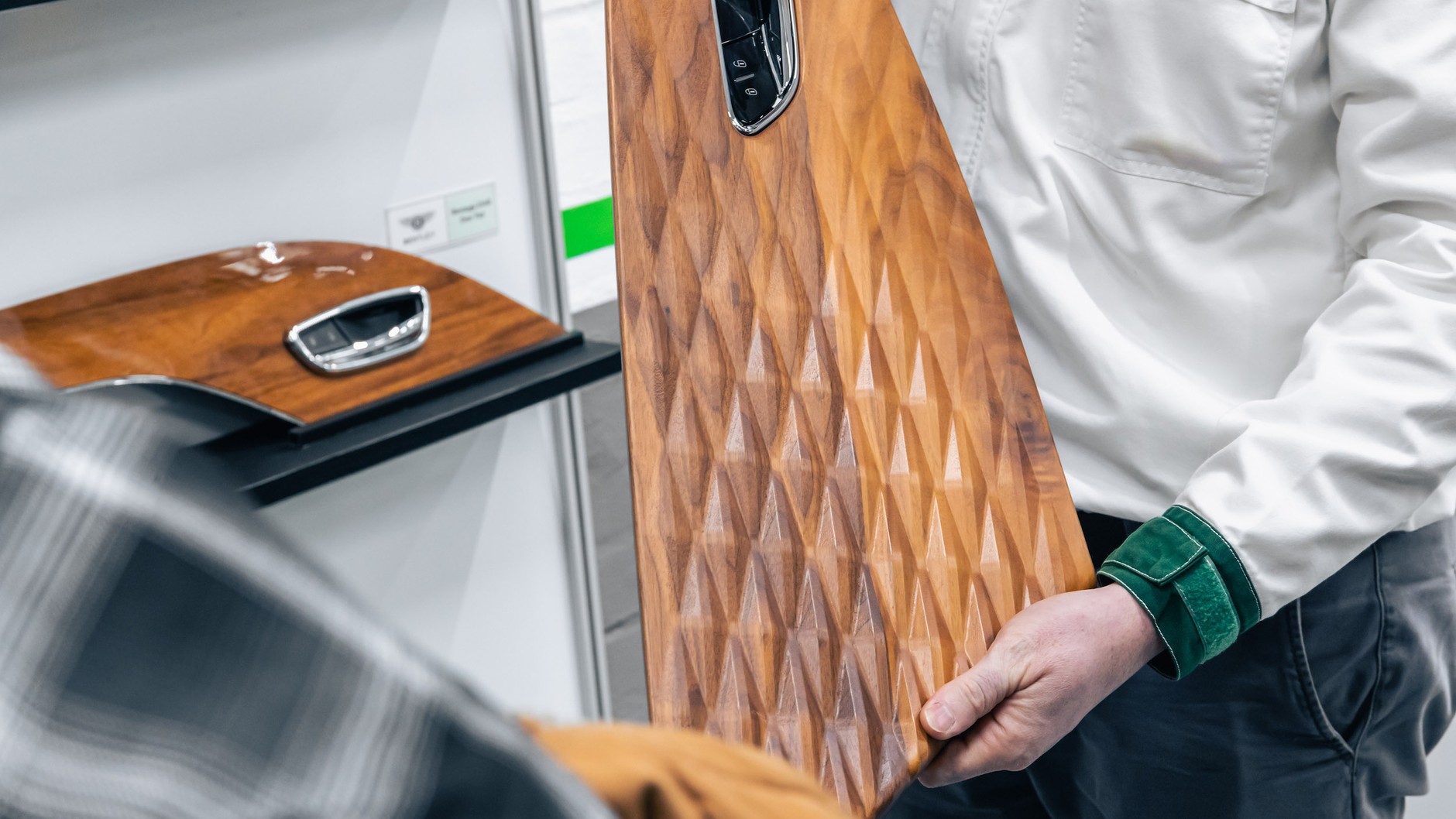 Fabryka Bentleya w Crewe – obróbka drewna, produkcja forniru