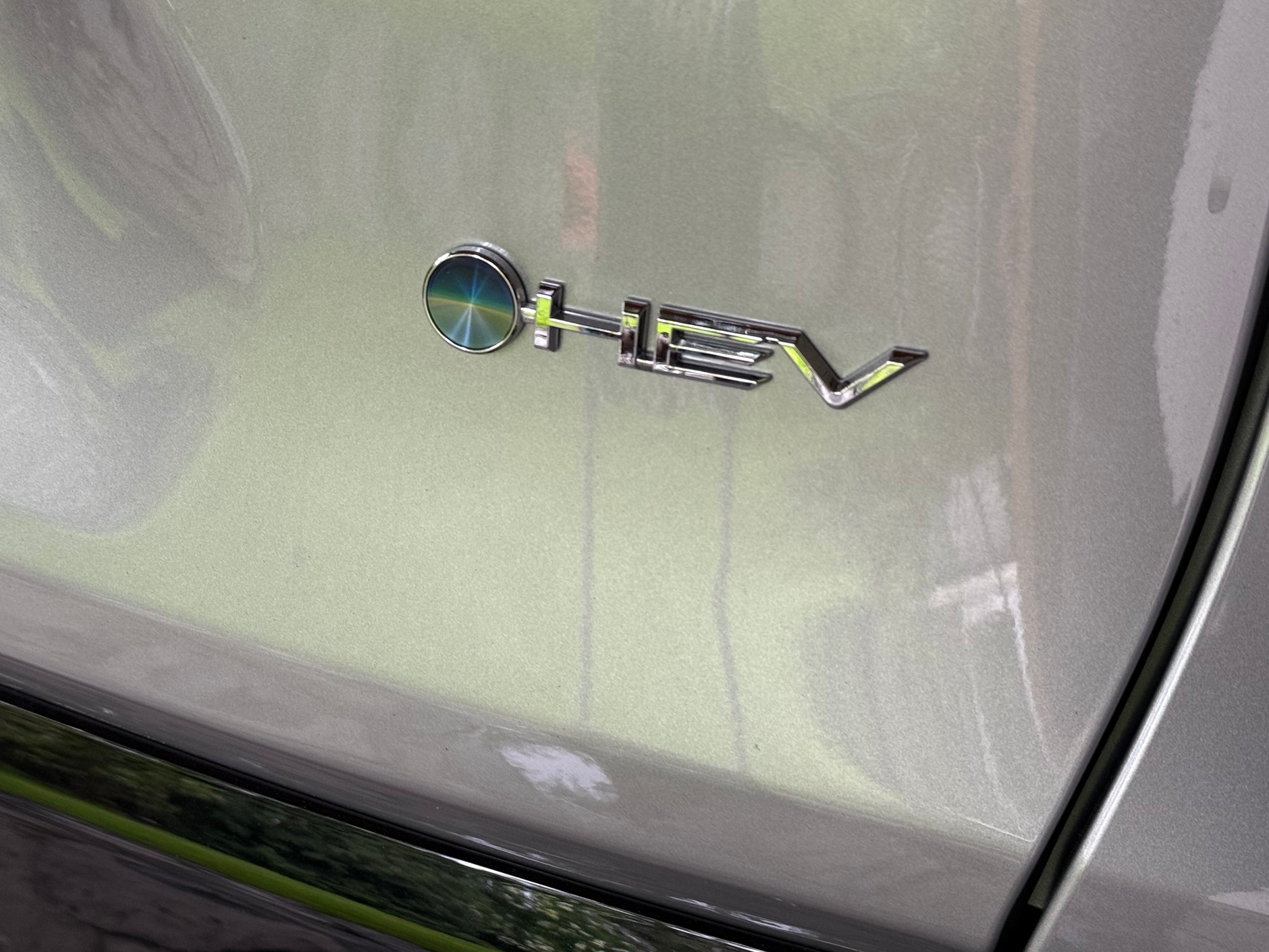 Samochód z napędem hybrydowym może pokonać nawet kilka km na prądzie, ktory wcześniej sam wyprodukował