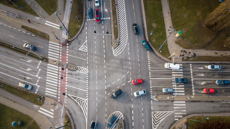 Ruch miejski widziany z lotu ptaka (Warszawa, skrzyżowanie ulic Ostrobramskiej i Poligonowej)