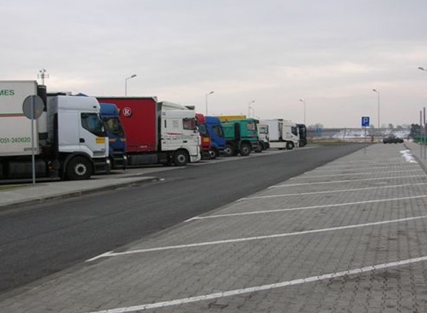 Jedziesz autostradą? Lepiej nie liczyć na kolejną stację benzynową