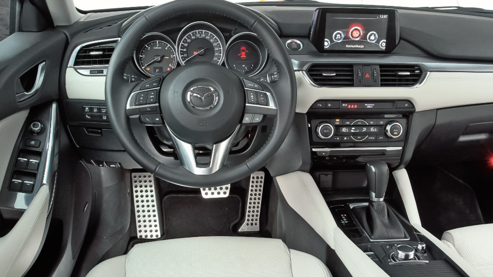 Bajecznie prosty w obsłudze kokpit w wersji po liftingu z 2017 r. wykonano z dobrych i przyjemnych materiałów
