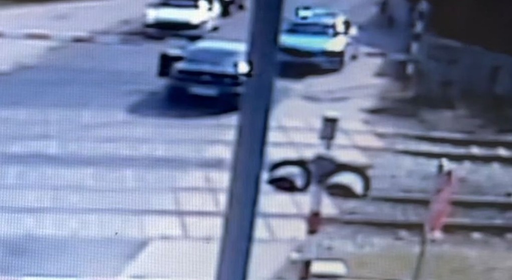 Dziwne zachowanie kierowcy na przejeździe