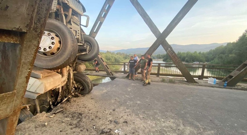 45-tonowa ciężarówka zerwała most