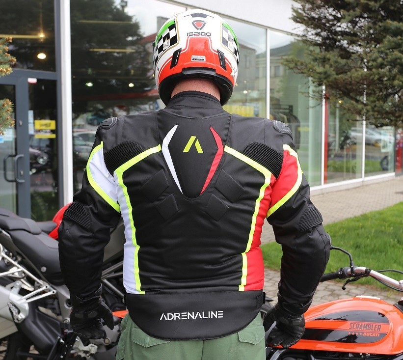 Asymetryczna kolorystyka i garb aerodynamiczny