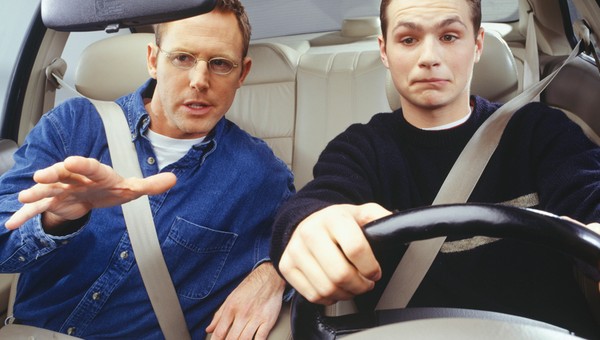 Ojciec uczy syna bezpiecznej jazdy