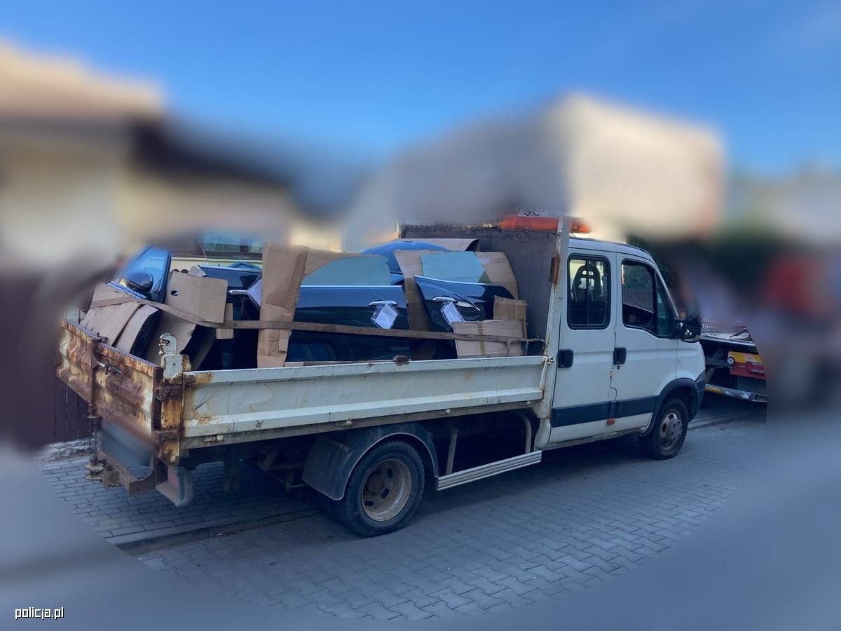 Załadowane do transportu części ze skradzionych aut