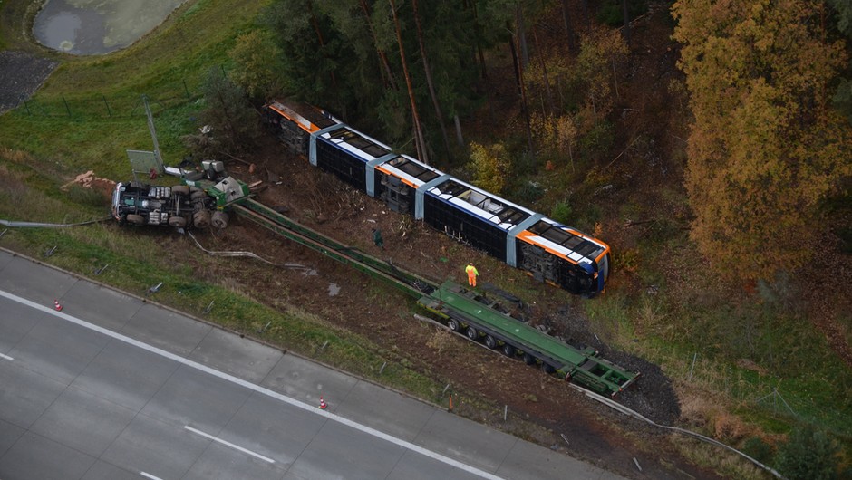 Ciężarówka przewożąca 30-metrowy tramwaj miała wypadek w Niemczech