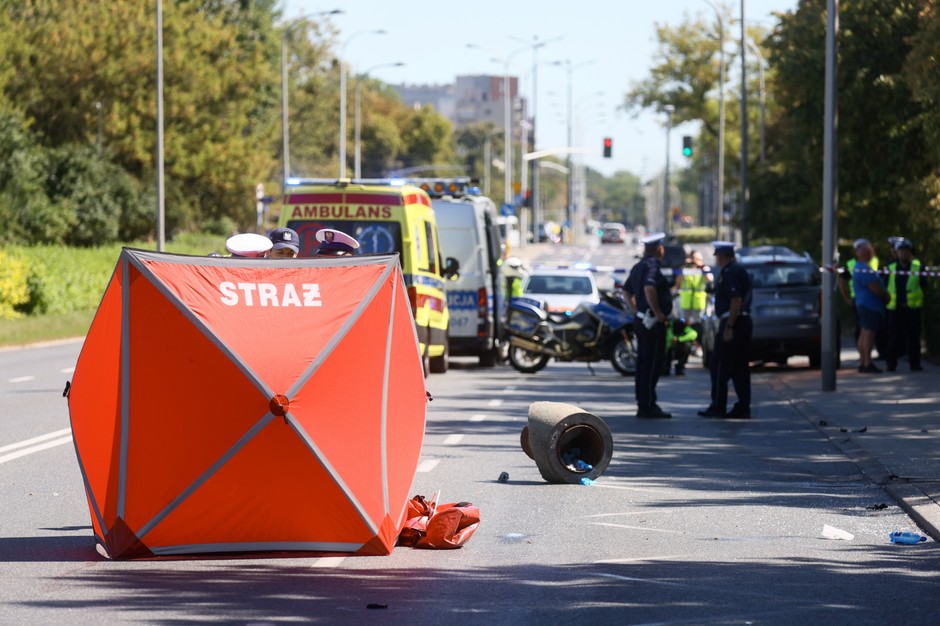 Samochód wjechał w przystanek na warszawskim Mokotowie. Dwie osoby nie żyją