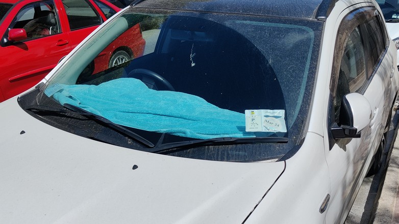 Deska rozdzielcza zasłonięta przed słońcem