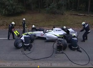 Niedźwiedź atakuje Pit Stop