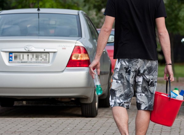 Czym nie myć auta? Oto preparaty, którymi zniszczysz lakier