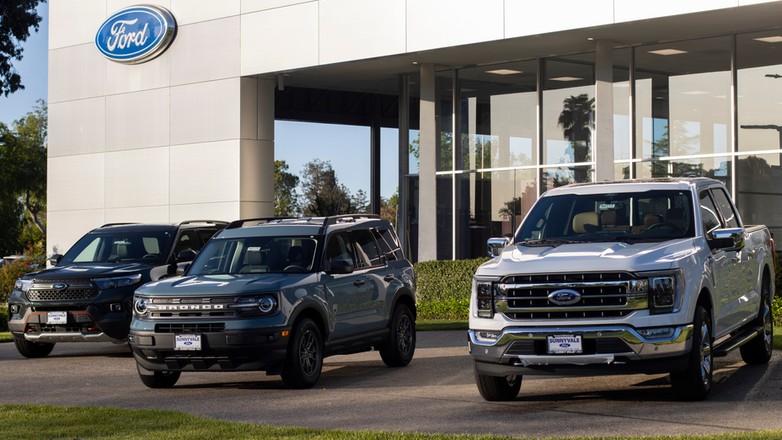 Samochody przed salonem w USA