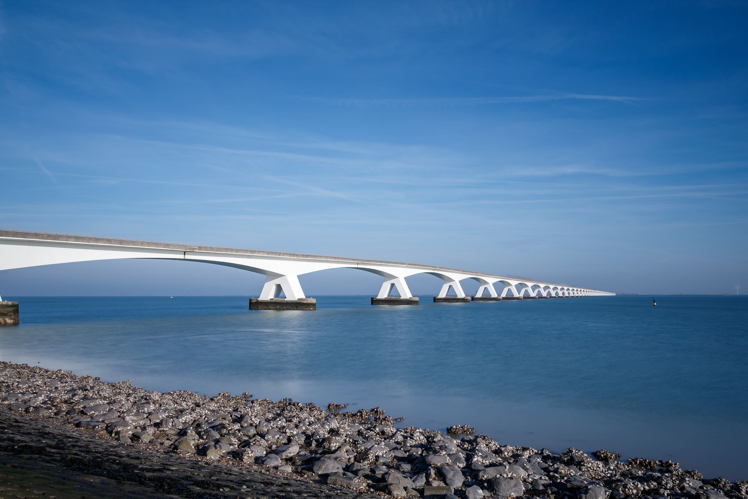 Zeelandbrug to najbardziej surrealistycznie wyglądający most na Ziemi. Ledwo widać drugi brzeg