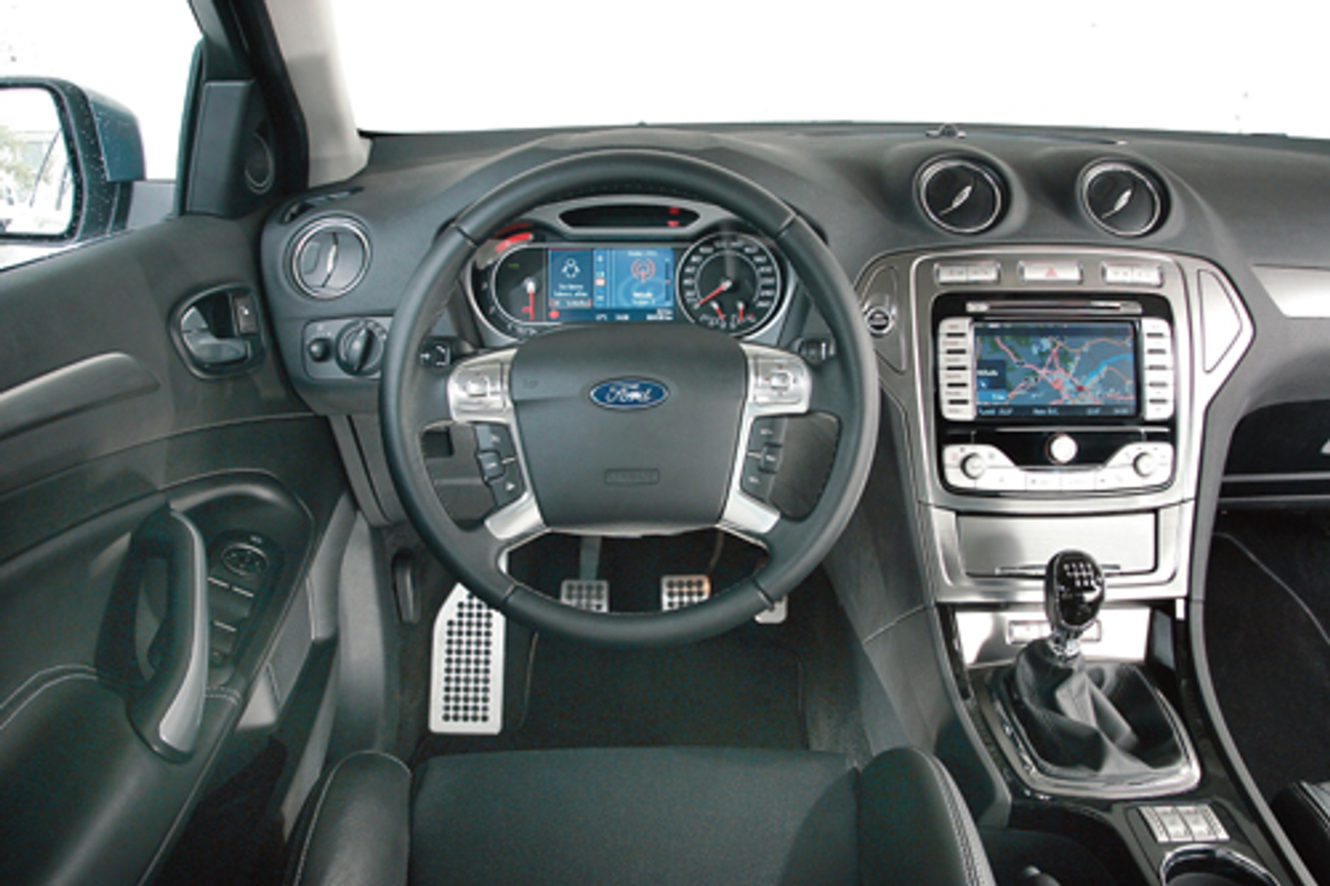 Renault Laguna &amp; Ford Mondeo - Klasa średnia w dużym formacie