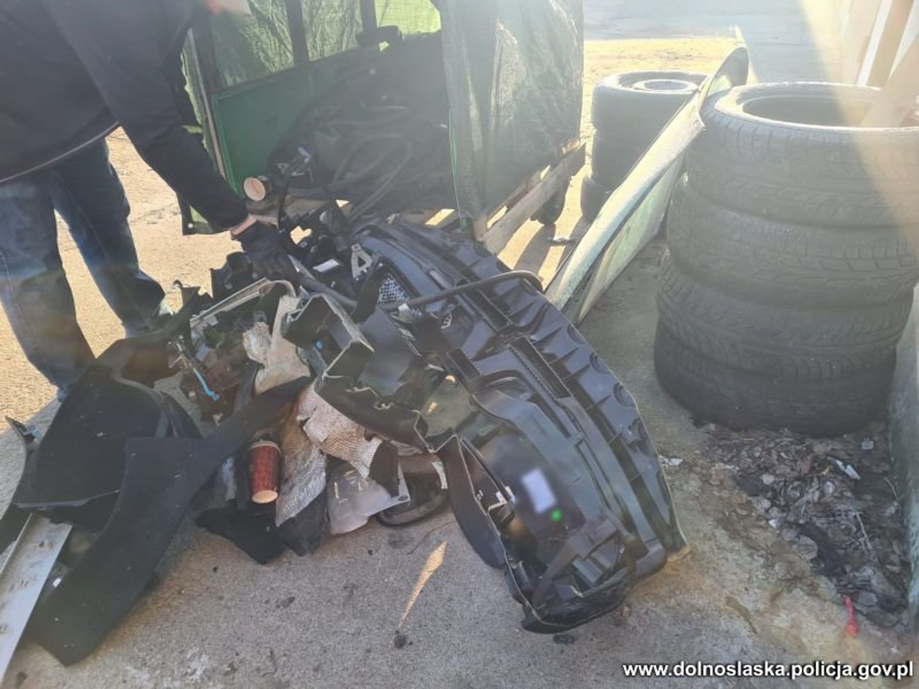 Auto było już pocięte na części. Policja odkryła dwie "dziuple"