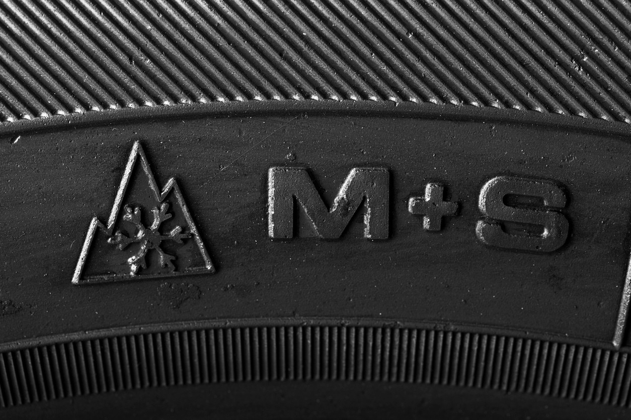 Znaczek śnieżynki na tle trzech górskich szczytów znajduje się na oponach zimowych i prawdziwie całorocznych