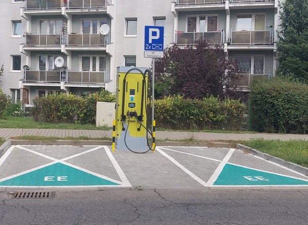 Ładowarka dla elektryków pod blokiem. To miasto to fenomen