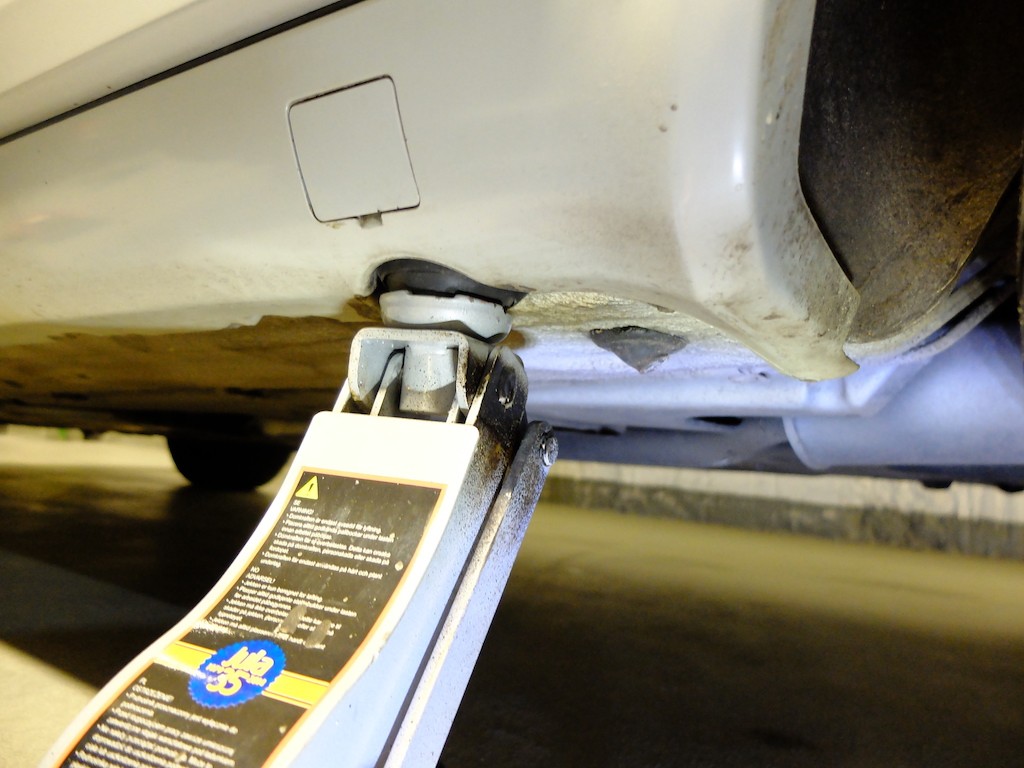 Miejsce podstawienia podnośnika ma znaczenie! Poza wzmocnionymi punktami progi są miękkie i delikatne