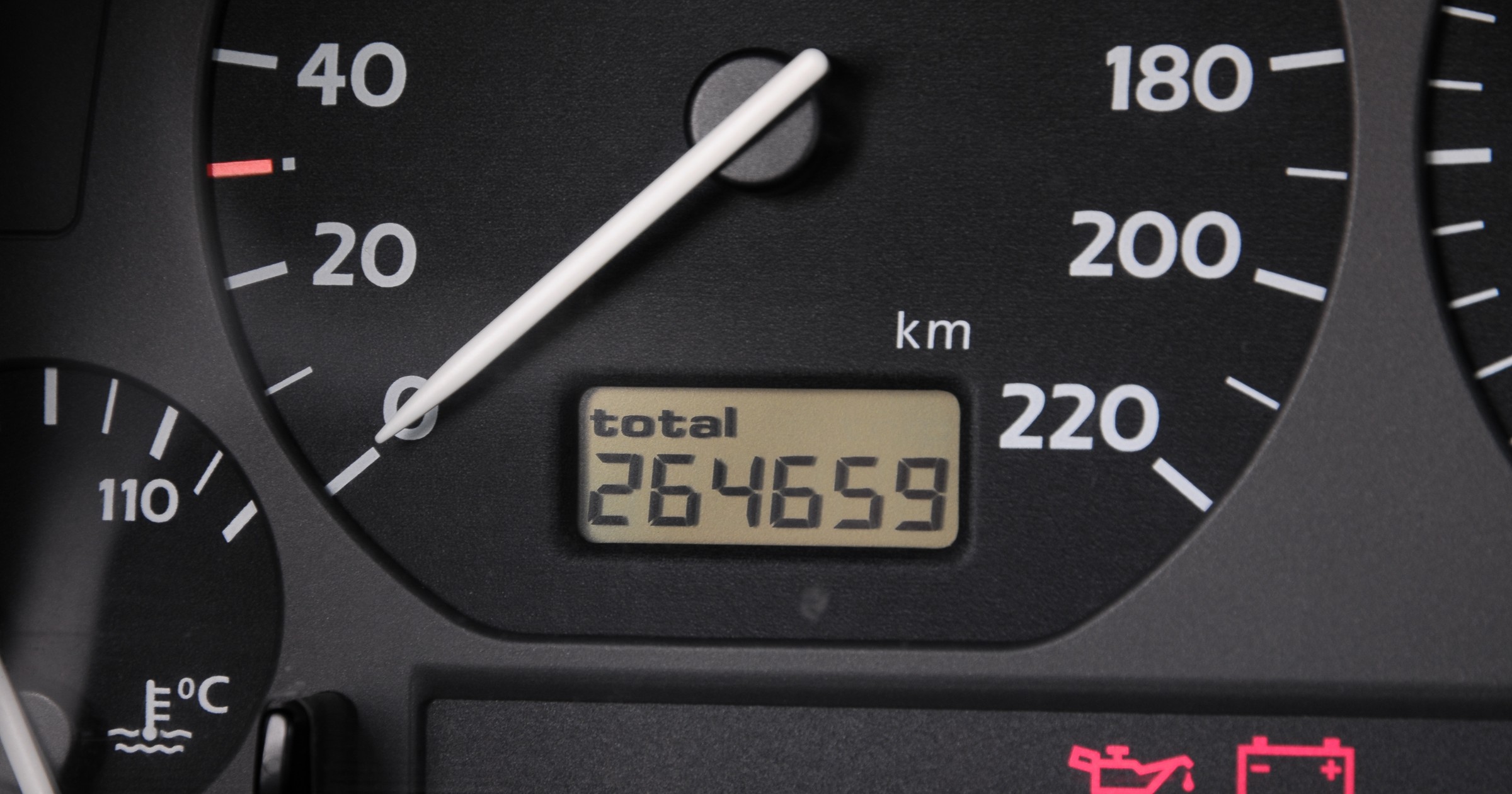 Cofnięcie licznika elektronicznego w starszych autach to kwestia kilku minut. Koszt – od ok. 150 zł