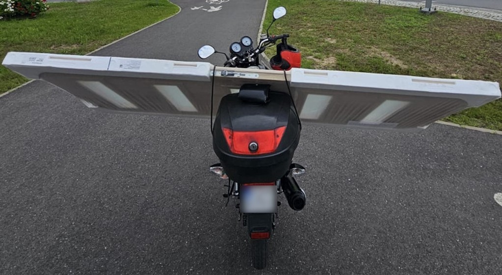 Przewoził drzwi na skuterze