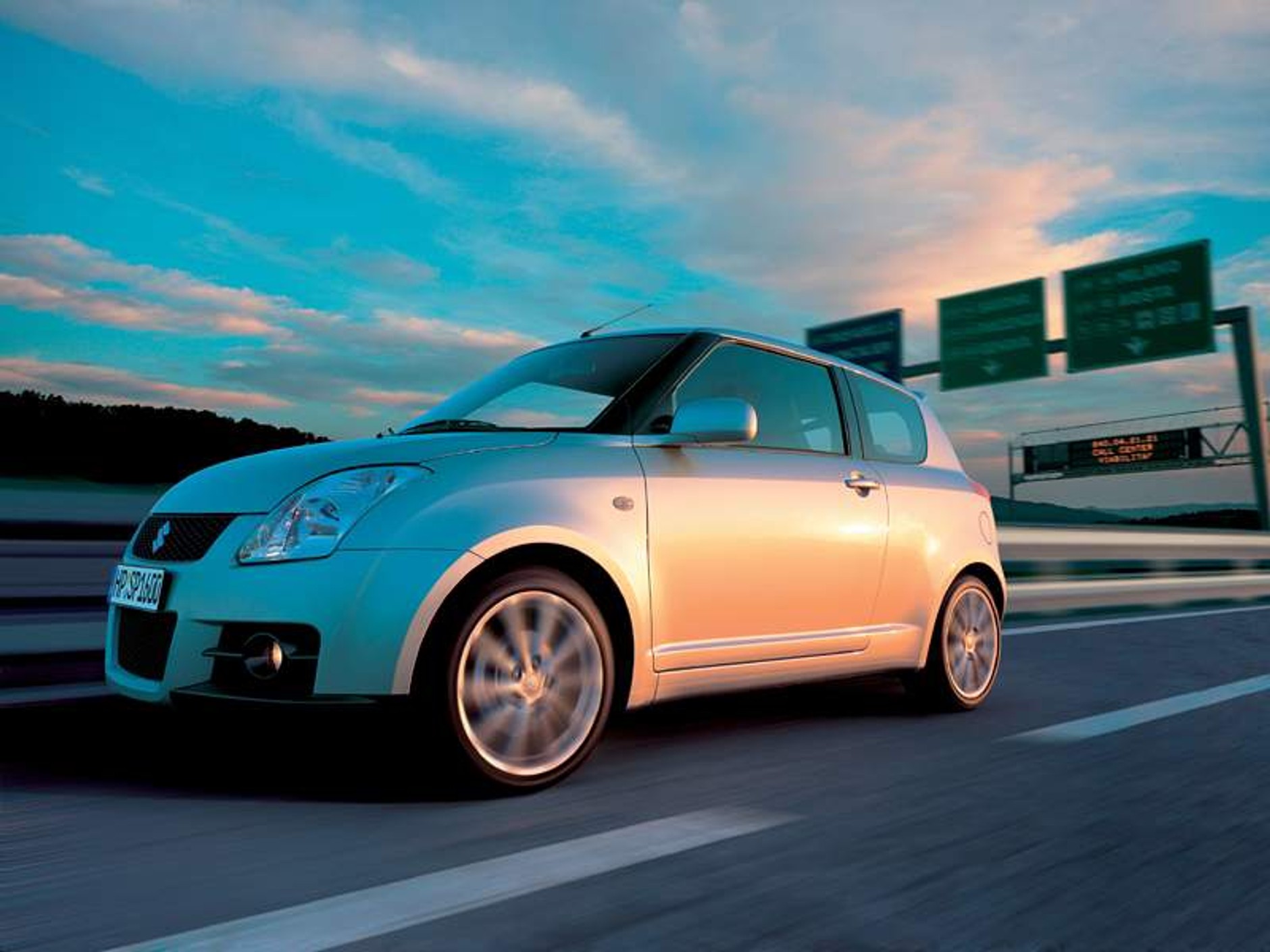 Paryż na żywo: dwa razy sportowe Suzuki