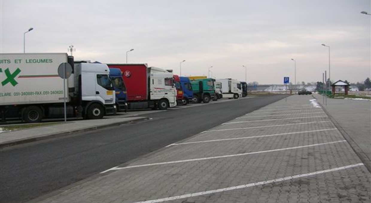 Jedziesz autostradą? Lepiej nie liczyć na kolejną stację benzynową