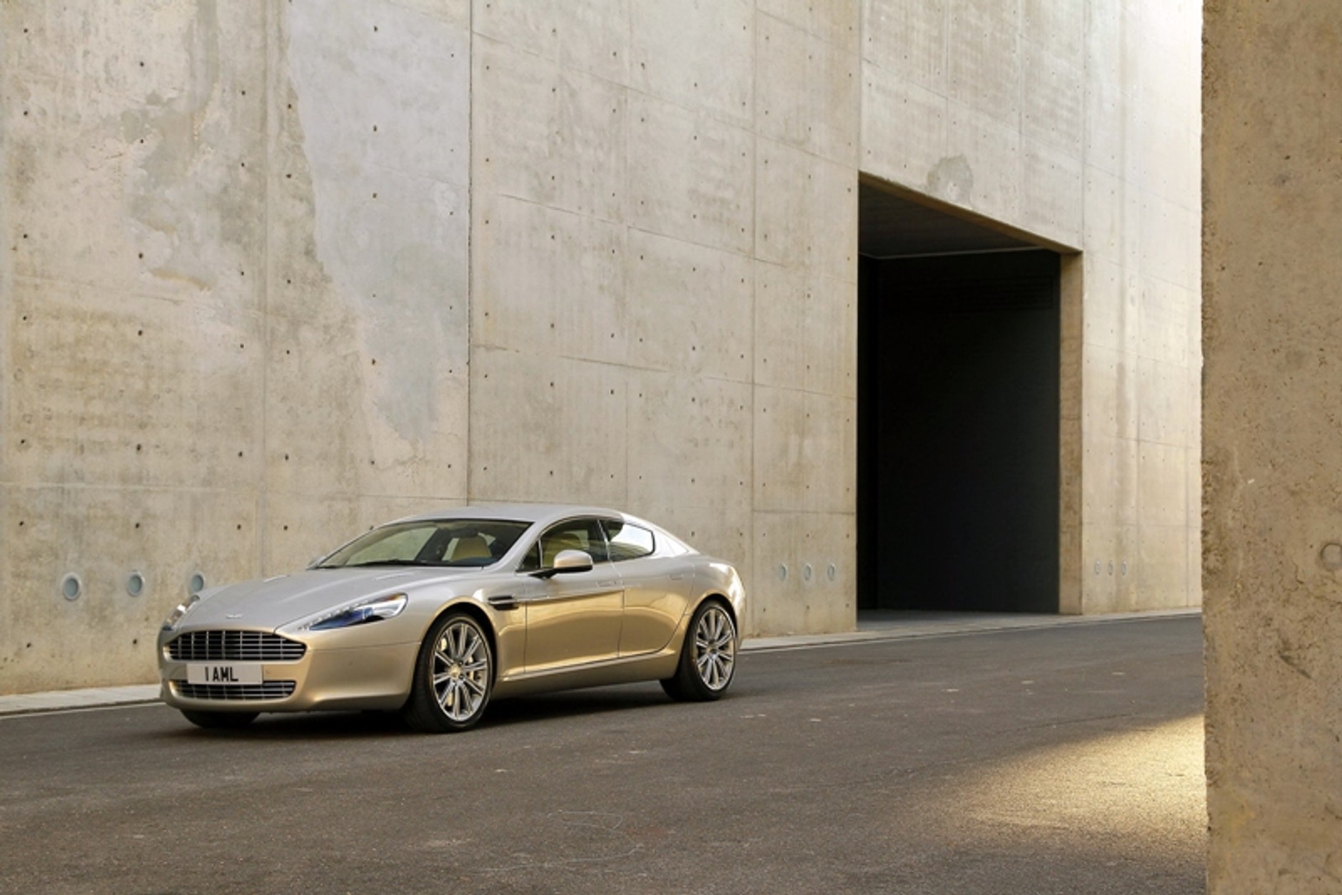 Aston Martin Rapide – z pięknem trzeba obcować