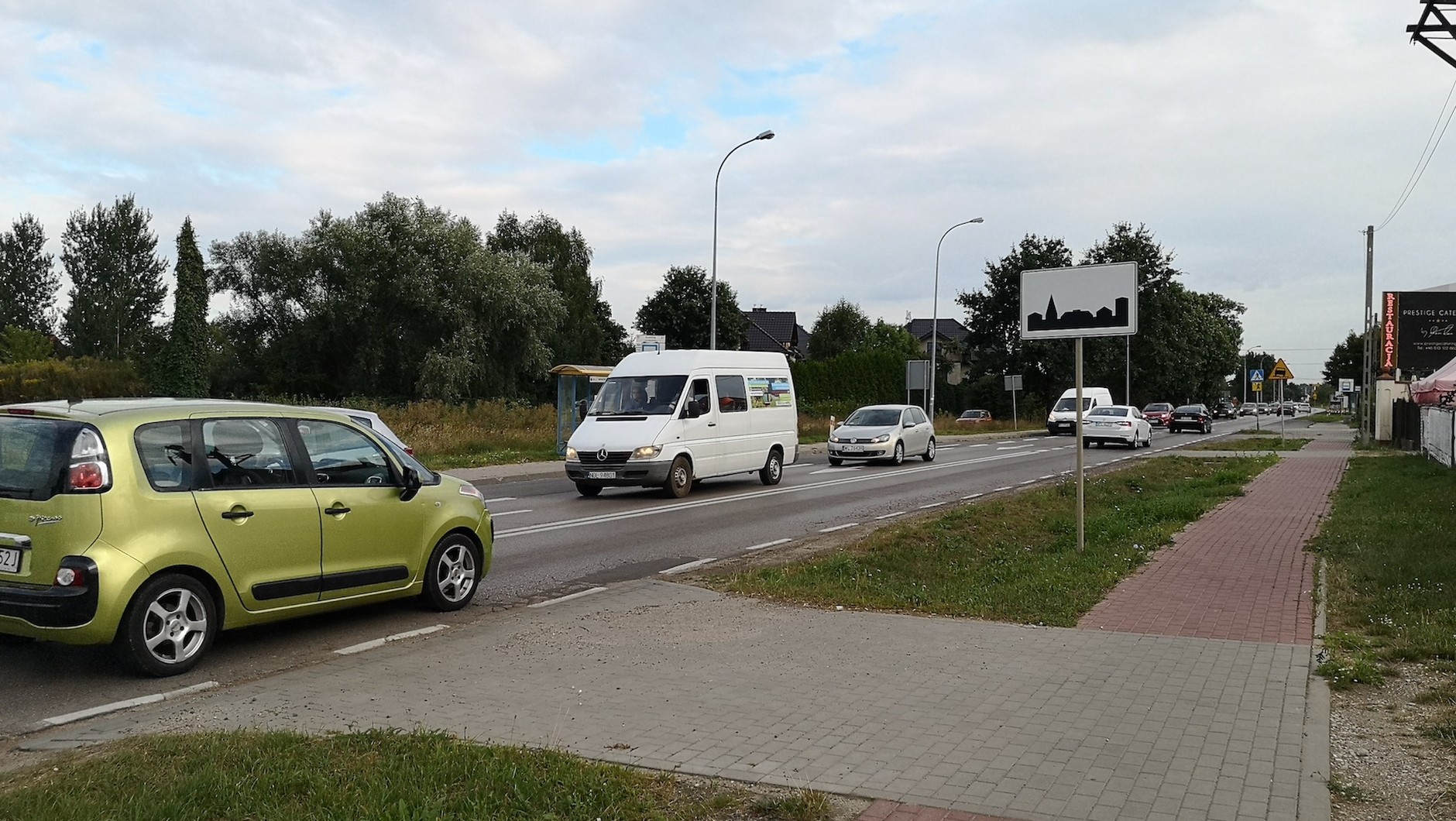Początek obszaru zabudowanego po jednej stronie i „brak końca” po drugiej? Tak ma być – bo obszar zabudowany w tym miejscu ani się nie kończy, ani nie zaczyna