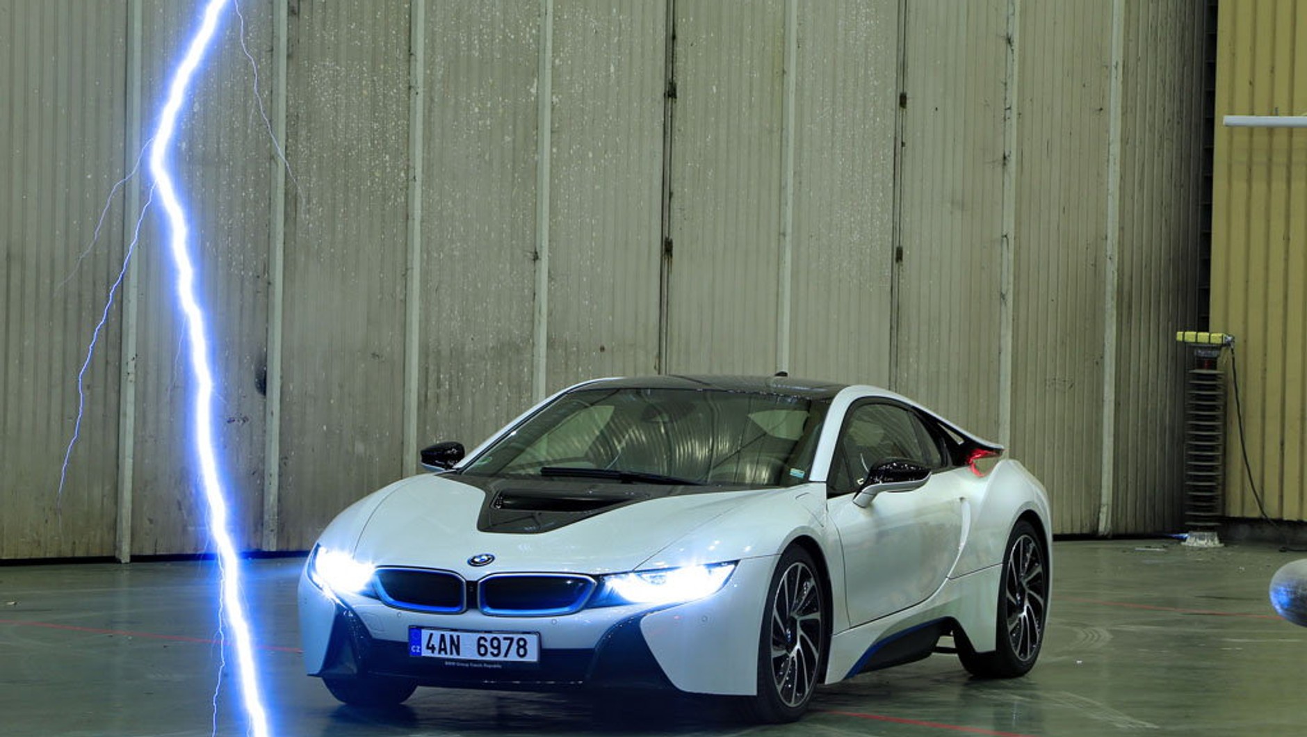 BMW i8 - samochód z piorunującym wrażeniem