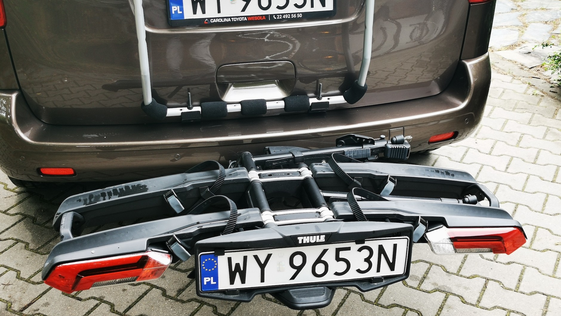 Thule Epos nie ma przedniego stelaża. Uwaga: auto na zdjęciu wyposażone jest także w bagażnik na tylną klapę – to sprzęty niezwiązany z bagażnikiem zakładanym na hak