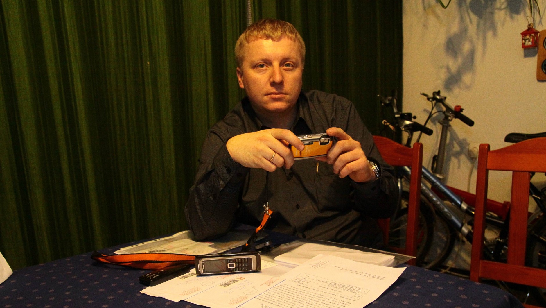 Pan Emil nagrywa i umieszcza w sieci filmy pokazujące fotoradary straży miejskiej - zamaskowane i poukrywane w krzakach czy koszach na śmieci.