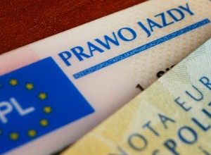 76-latek posługiwał się sfałszowanym prawem jazdy. Wpadł dopiero po 32 latach