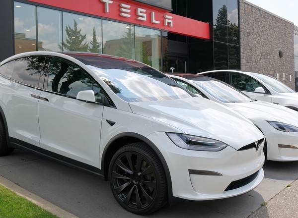 Z czego żyje Tesla, gdy nie zarabia na samochodach? To jest absurd, kompletny absurd