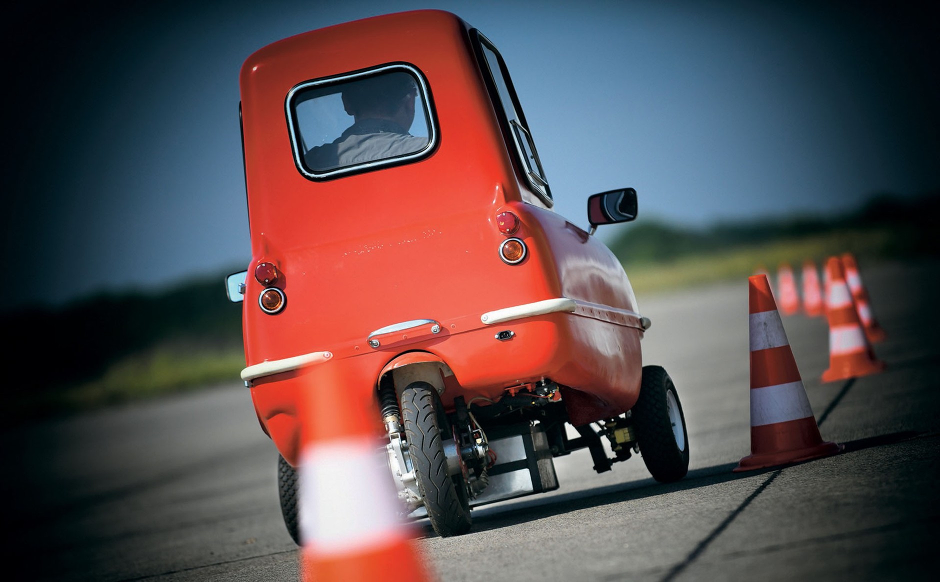 Peel P50 Elektro - jak jeździ najmniejszy samochód na świecie?