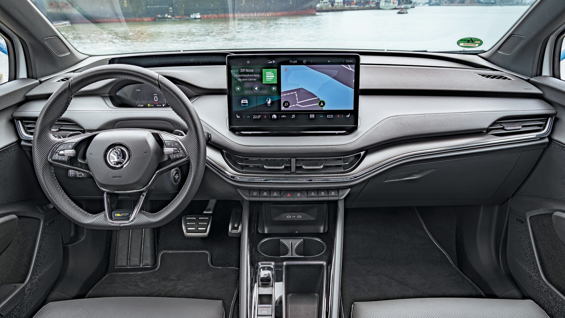 Skoda Enyaq Coupe 2022 - przyjemny, stonowany styl kokpitu czeskiego elektryka burzy wielki, wystający tablet. Za małe, zabawkowe "zegary" za kierownicą.