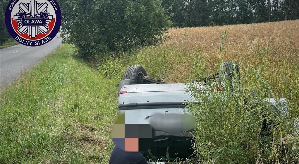 Kierowca siedział obok auta i spokojnie czekał na przyjazd policji