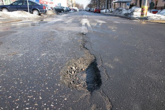 Wyboje, uszkodzone koła, urwane elementy zawieszenia