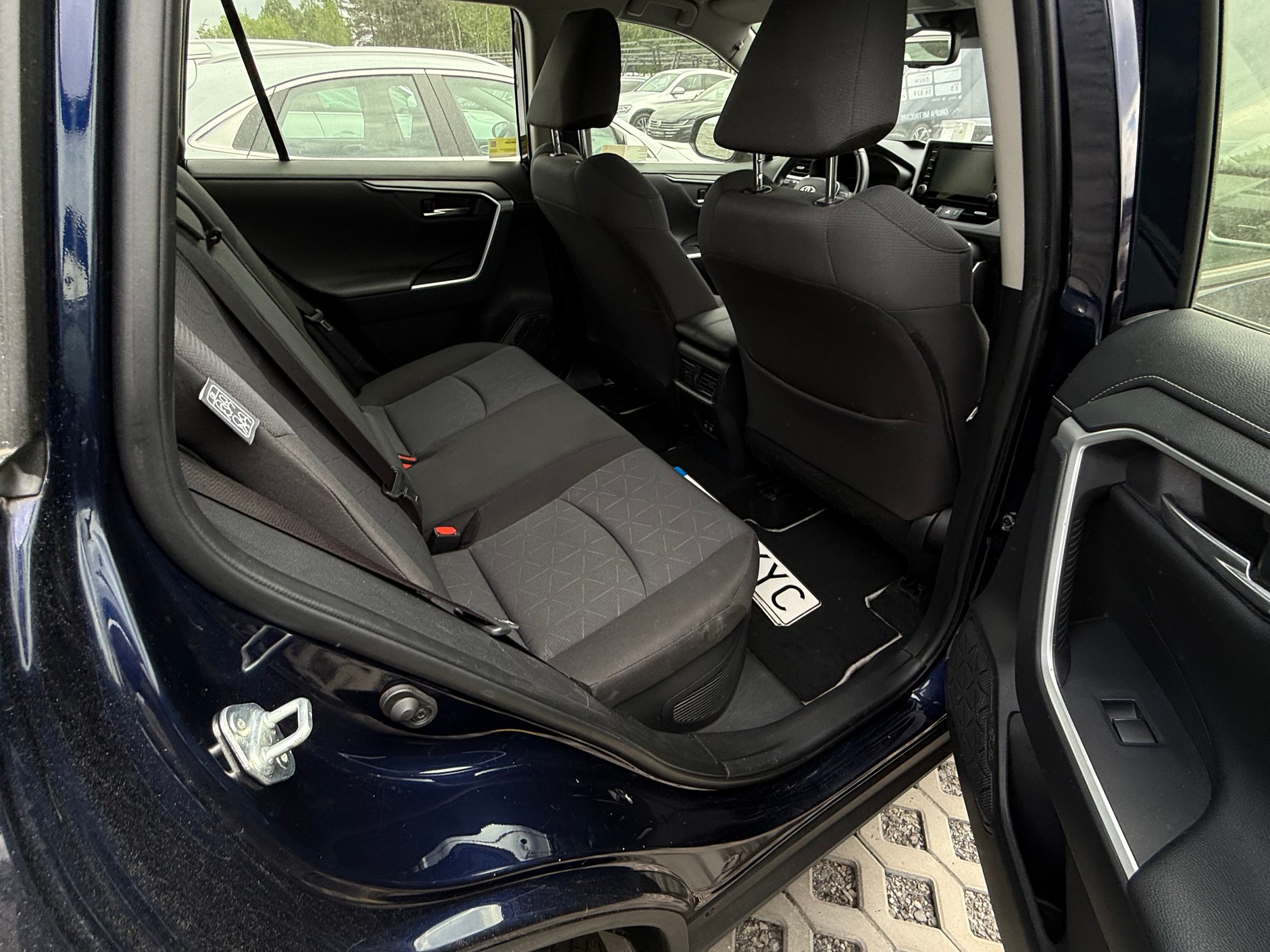 Toyota RAV4 z 2020 r. za 115 tys. 900 zł