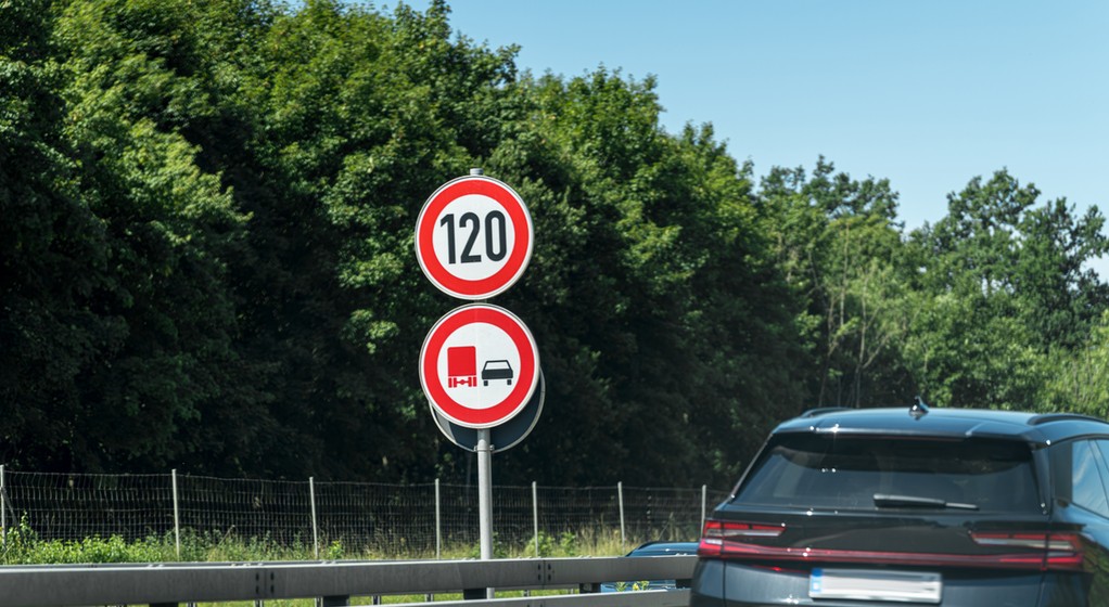 Nie pojedziesz szybciej, niż pozwalają znaki! Jeśli wszystko pójdzie po myśli Komisji Europejskiej, od 2030 r. samochody mają automatycznie hamować, jeśli kierowca będzie chciał jechać szybciej, niż pozwalają znaki. 