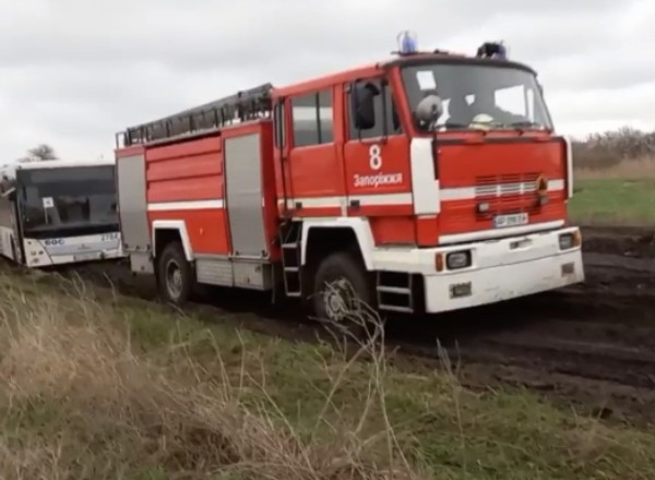 Polskie wozy strażackie służą Ukrainie. Pomagają w korytarzach humanitarnych
