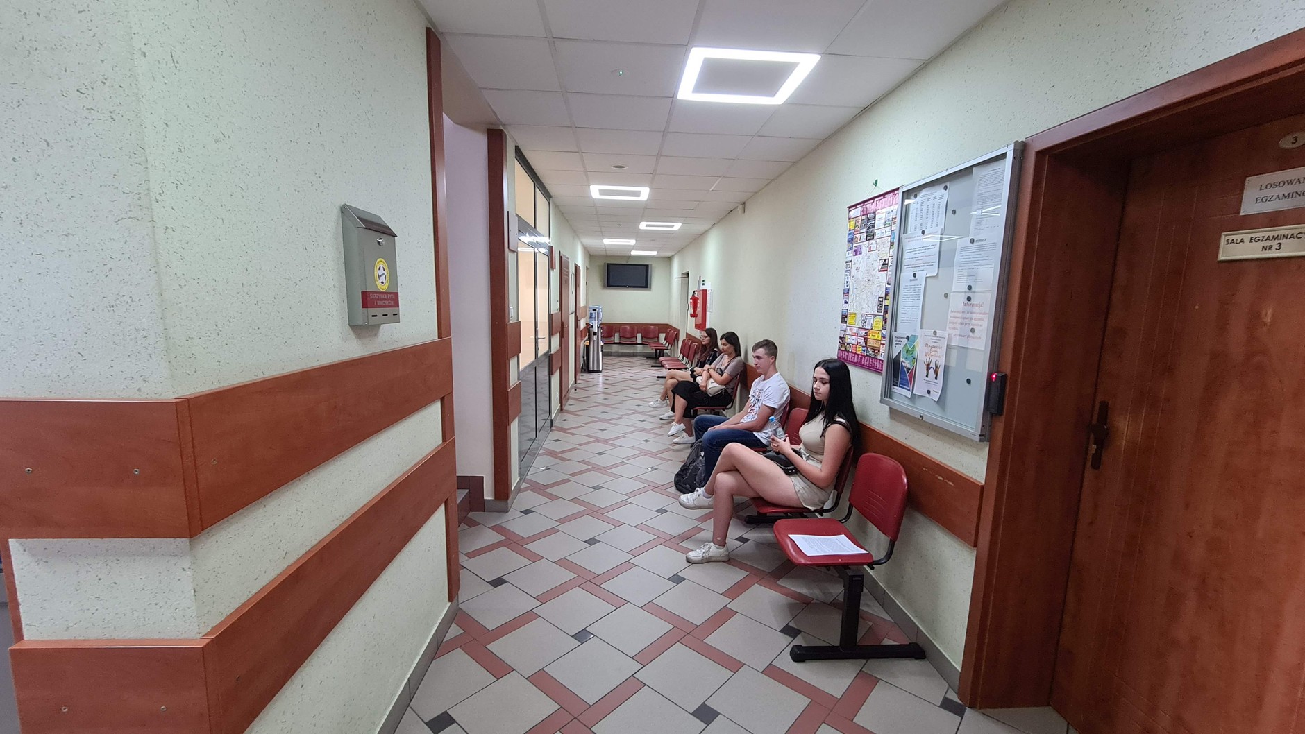 Kursanci oczekujący na egzamin w WORD