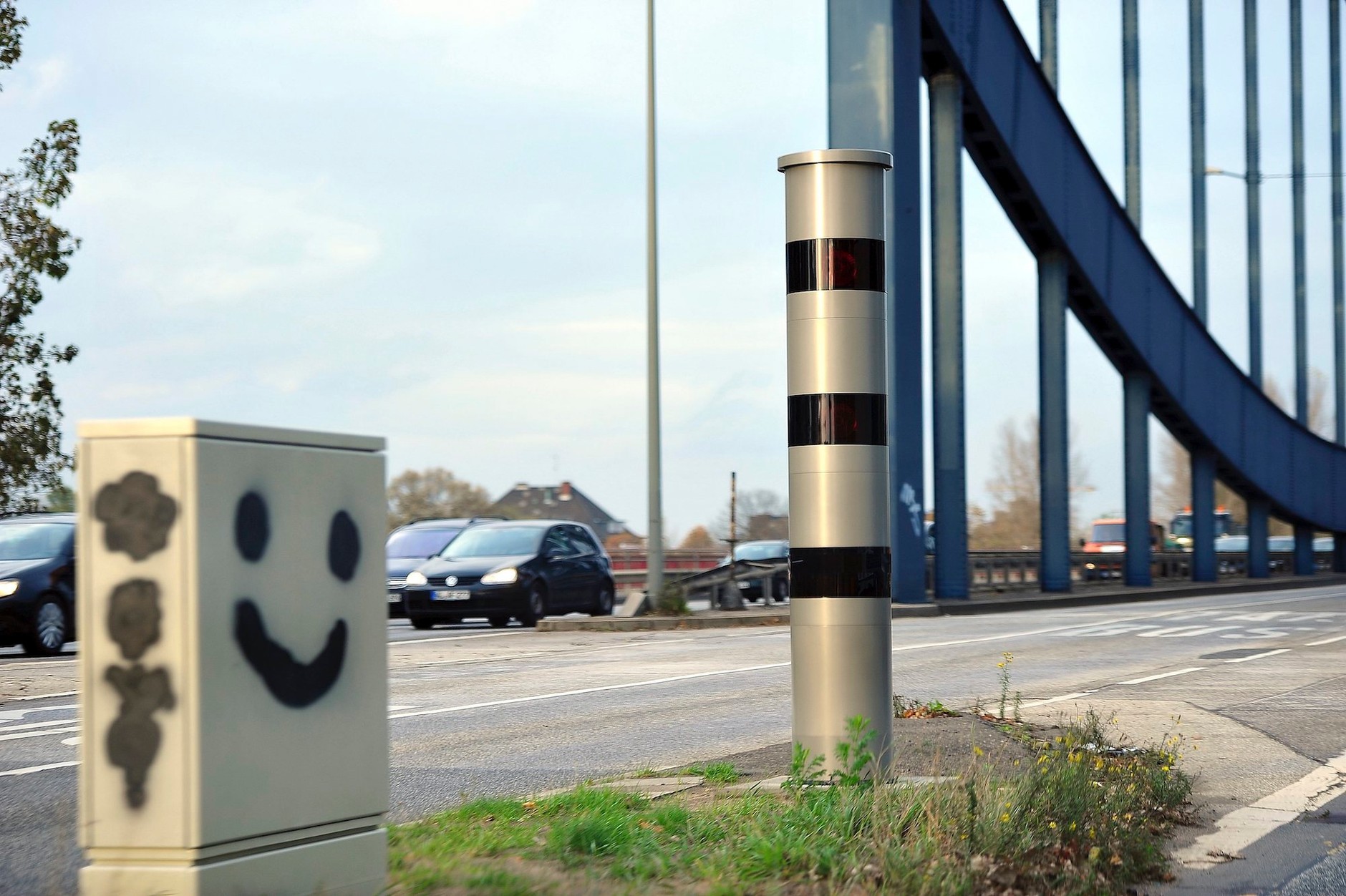 Fotoradar ukryty w przydrożnym słupku (Niemcy)