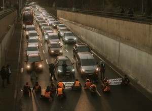 Aktywiści z Ostatniego Pokolenia zablokowali Wisłostradę. Będą to robić przez kilka tygodni