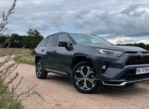 Toyota RAV4 Plug-In – rodzinna ekorakieta, w której zapomnisz o "elektrykach"