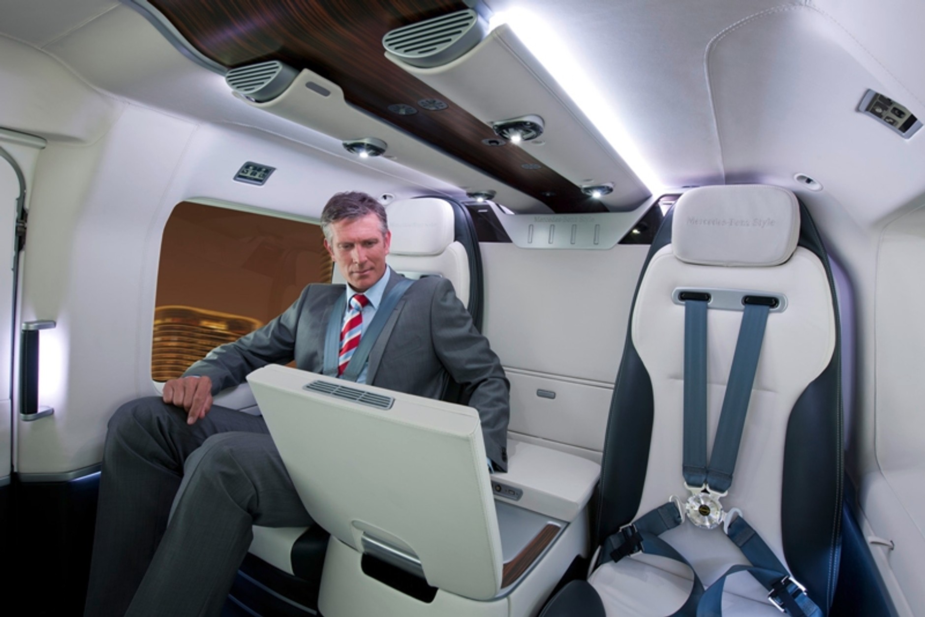 Nowy Mercedes klasy S pokazuje wnętrze